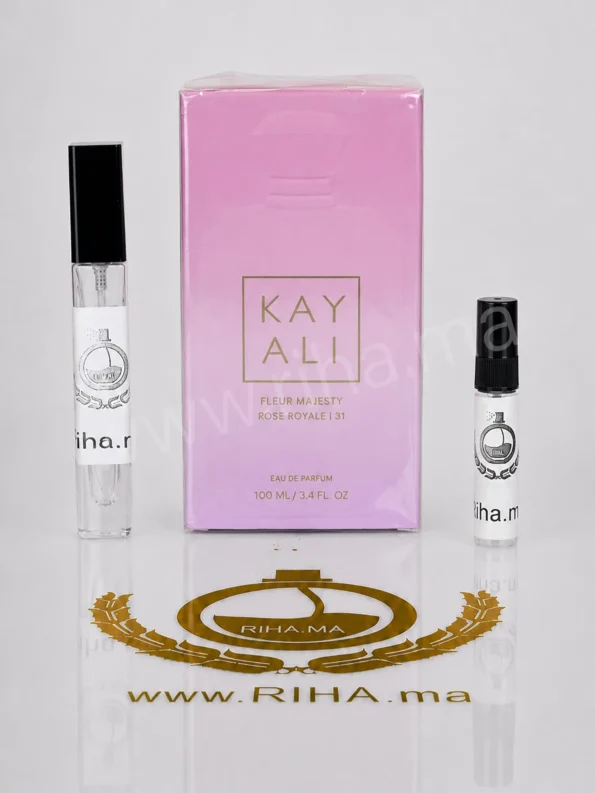 Flacon de décantage Kayali Fleur Majesty posé sur fond rose poudré