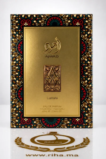 Flacon de parfum Ajwad Lattafa pour femme sur fond élégant