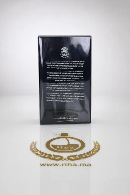 Flacon de parfum Aventus Creed Aventus posé sur fond noir élégant — vue 2