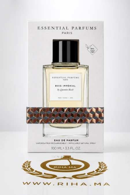 bois imperial essential parfums — Flacon de Bois Impérial Essential Parfums posé sur fond bois clair