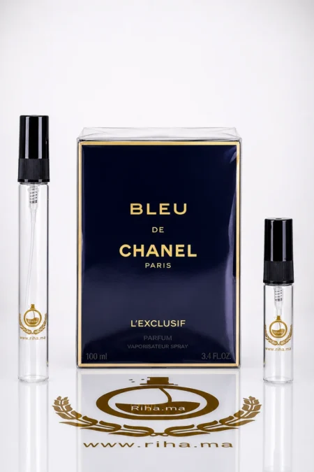 Flacon de decantage bleu de chanel l'exclusif posé sur fond bleu élégant