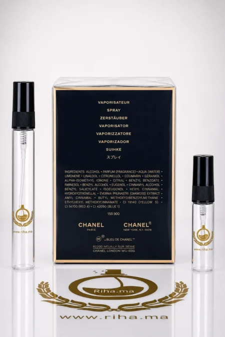 Flacon de decantage bleu de chanel l'exclusif posé sur fond bleu élégant — vue 2