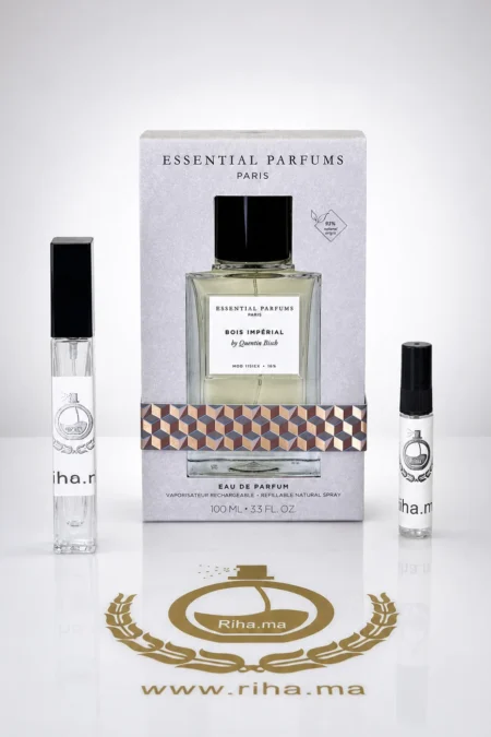 Flacon de décantage Bois Impérial Essential Parfums sur fond bois clair