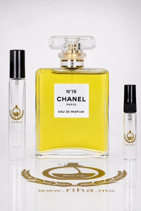 Flacon de Chanel No 19 Eau de Parfum posé sur fond blanc élégant