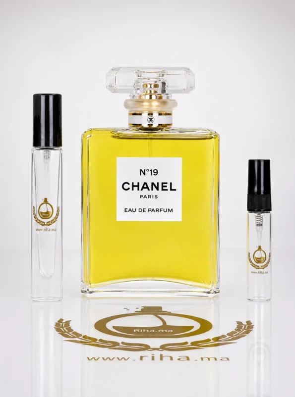 Flacon de Chanel No 19 Eau de Parfum posé sur fond blanc élégant