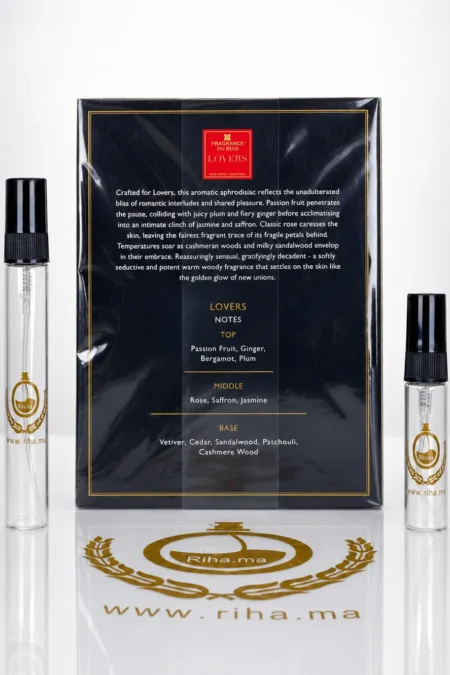 Flacon de décantage lovers fragrance bois posé sur fond blanc — vue 2