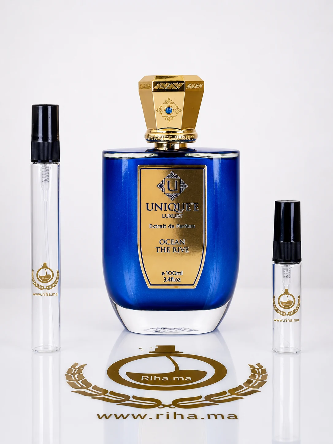 Decantage Ocean The Rive Unique'e Luxury Extrait de Parfum Pour Homme et Femme Authentic decantage ocean the rive — Flacon de décantage Ocean The Rive posé sur du sable doré