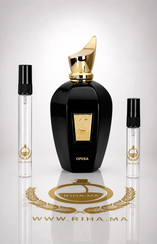 decantage opera xerjoff — Flacon de décantage Opera Xerjoff posé sur fond noir élégant