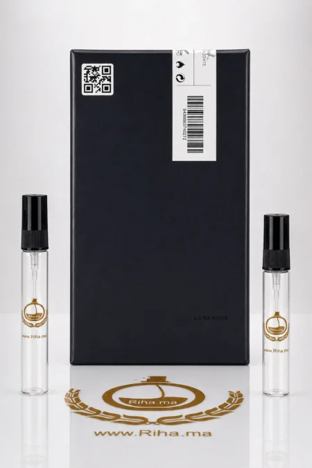 Flacon décantage de Rosendo Mateu Nº 9 Eau de Parfum posé sur fond noir — vue 2