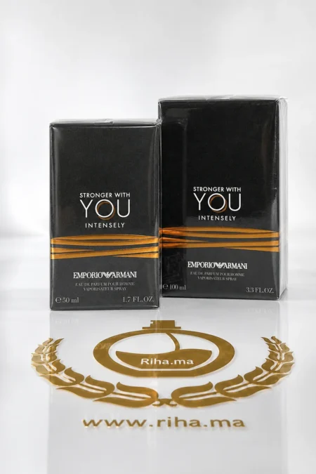 Flacon Stronger With You Intensely Emporio Armani posé sur fond sombre élégant