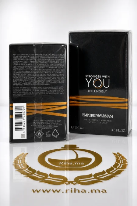 Flacon Stronger With You Intensely Emporio Armani posé sur fond sombre élégant — vue 2