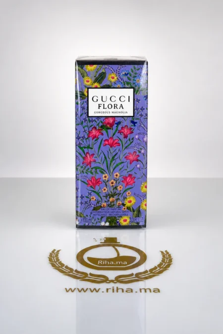 Flacon de Gucci Flora Gorgeous Magnolia posé sur fond floral