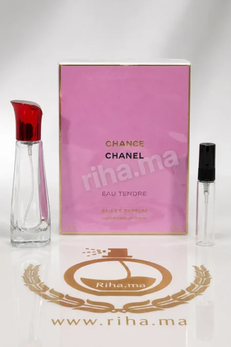 Décantage chance eau tendre Chanel flacon vaporisateur sur fond rosé