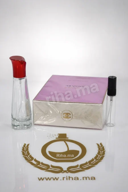 Décantage chance eau tendre Chanel flacon vaporisateur sur fond rosé — vue 2
