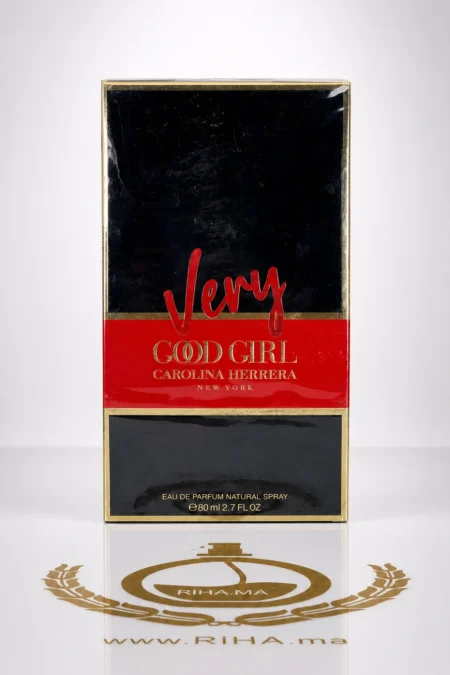 Flacon de parfum very good girl Carolina Herrera sur fond rose élégant