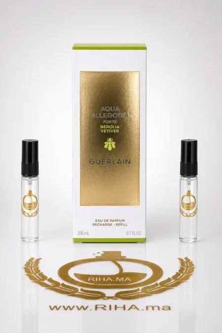 aqua allegoria forte decantage guerlain — Flacon de décantage Aqua Allegoria Forte Nerolia Vetiver Guerlain sur fond bleu — vue 2