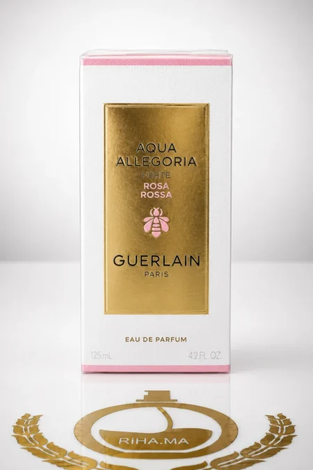 Flacon de parfum Aqua Allegoria Forte Rosa Rossa Guerlain sur fond rosé