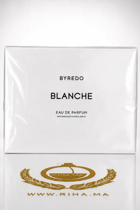 Flacon de parfum blanche byredo posé sur fond blanc élégant