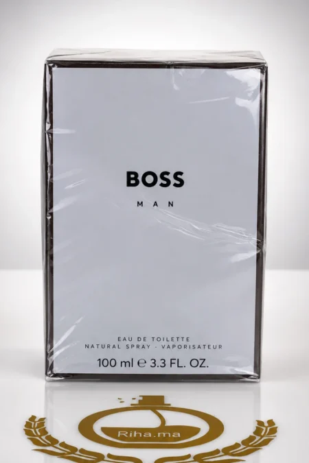 Flacon de boss man eau de toilette sur fond boisé