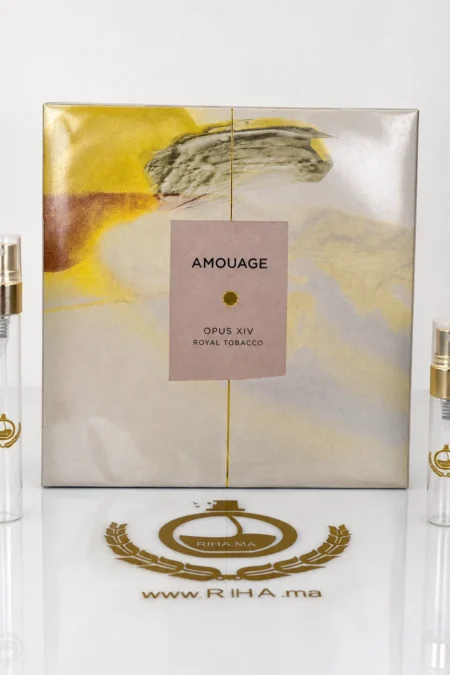 decantage amouage opus xiv royal tobacco — Flacon de décantage Amouage Opus XIV Royal Tobacco posé sur fond sombre