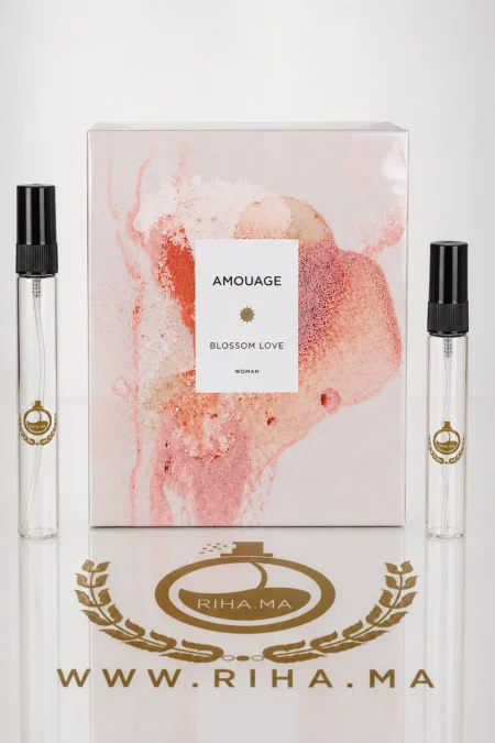 decantage blossom love amouage — Flacon de décantage Blossom Love Amouage posé sur fond élégant