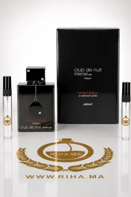 decantage club de nuit intense man limited edition — Flacon de décantage club de nuit intense man limited edition posé sur fond sombre