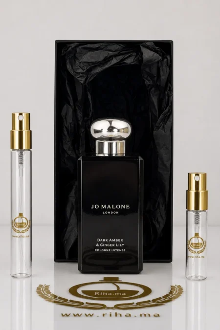 decantage dark amber — Flacon de décantage dark amber de Jo Malone London posé sur fond sombre