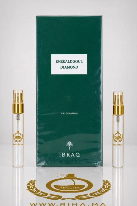 decantage emerald soul diamond ibrahim al qurashi — Flacon décantage Emerald Soul Diamond Ibrahim Al Qurashi posé sur fond doré