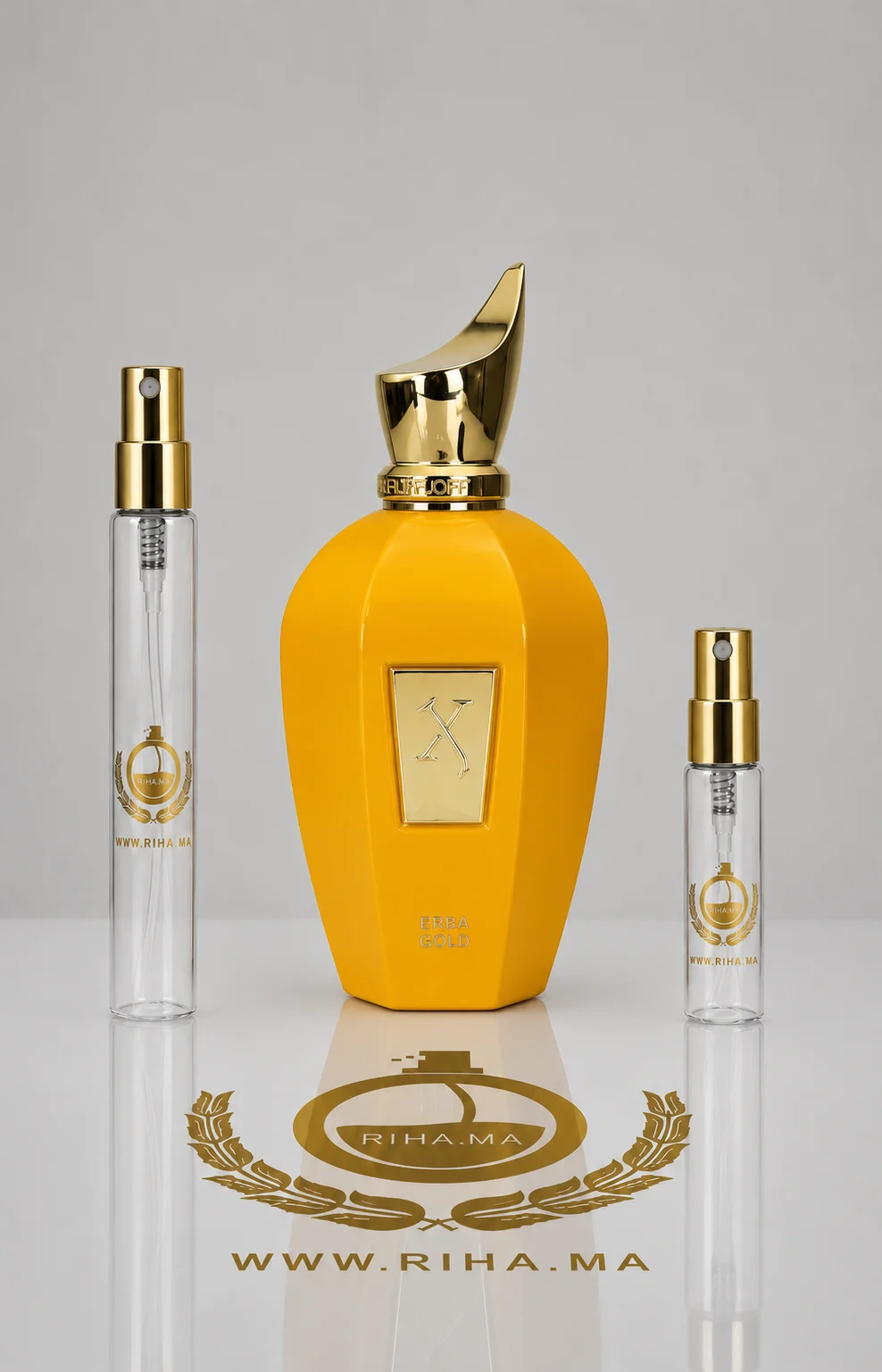 Decantage Erba Gold Xerjoff Pour Femme Flacon de decantage erba gold xerjoff pour femme posé sur fond doré