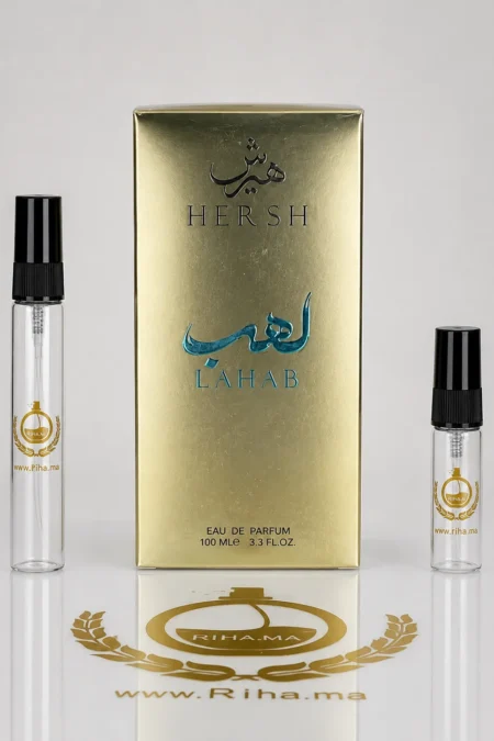 Flacon de decantage hersh lahab alezz oud posé sur fond boisé