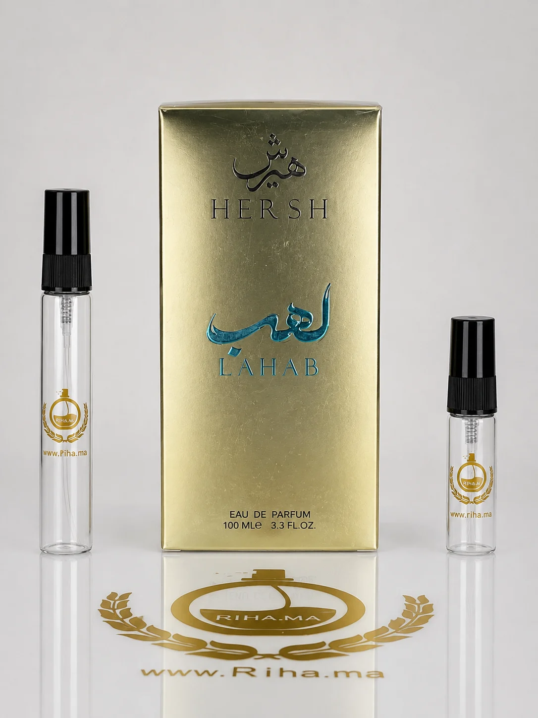 Decantage Hersh Lahab Alezz Oud Parfum Pour Homme et Femme Flacon de decantage hersh lahab alezz oud posé sur fond boisé