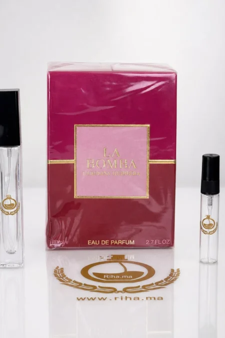 decantage la bomba — Flacon de décantage La Bomba de Carolina Herrera posé sur fond blanc