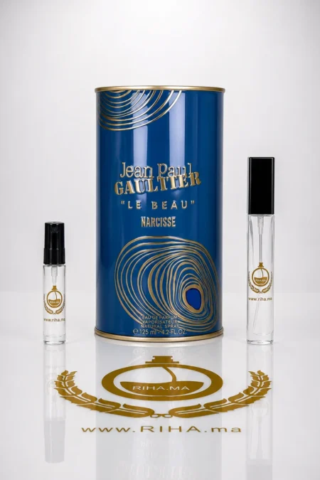 decantage le beau narcisse jean paul gaultier — Flacon de décantage le beau narcisse jean paul gaultier posé sur fond doré
