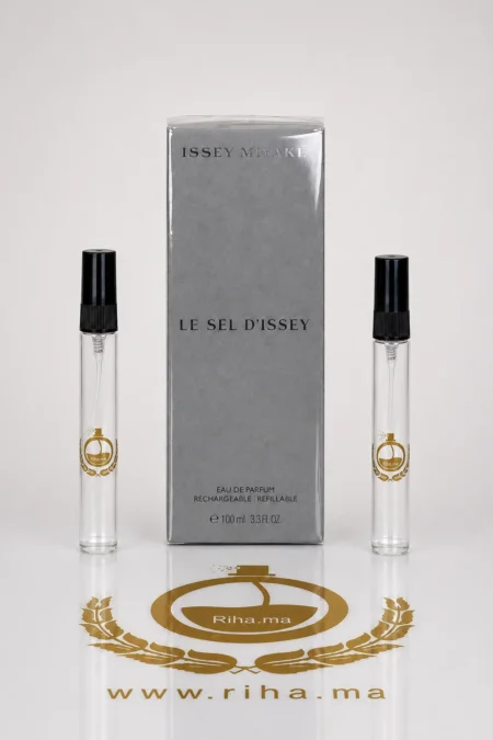 Flacon de decantage le sel dissey issey miyake posé sur fond bleu