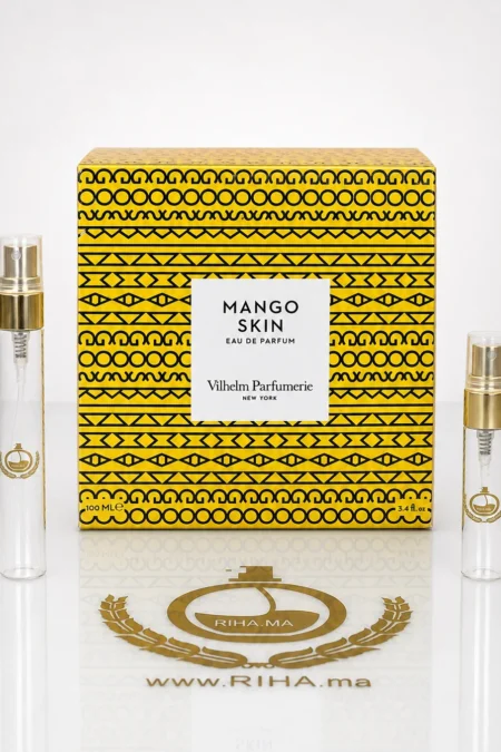 Flacon de decantage mango skin vilhelm parfumerie posé sur fond pastel