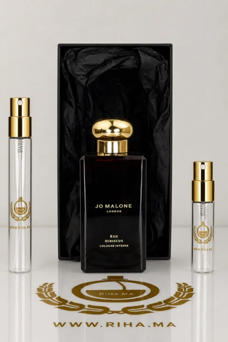 decantage red hibiscus jo malone london — Flacon de décantage Red Hibiscus Jo Malone London posé sur fond pastel