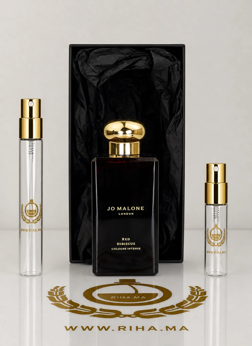 Decantage Red Hibiscus Jo Malone London Pour Femme decantage red hibiscus jo malone london — Flacon de décantage Red Hibiscus Jo Malone London posé sur fond pastel