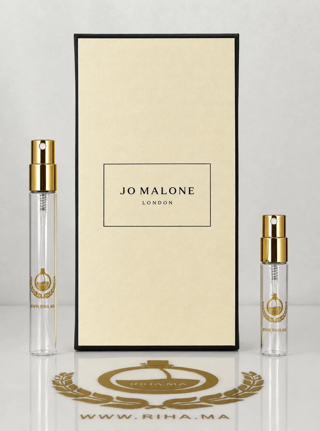 Decantage Red Hibiscus Jo Malone London Pour Femme — photo 2 decantage red hibiscus jo malone london — Flacon de décantage Red Hibiscus Jo Malone London posé sur fond pastel — vue 2