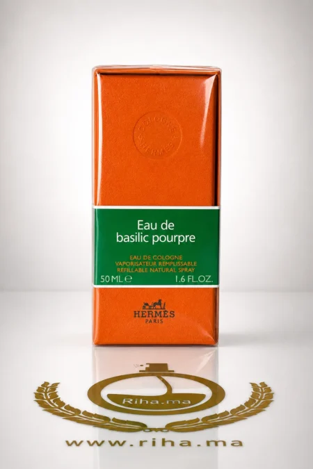 Flacon d'eau de basilic pourpre sur fond vert