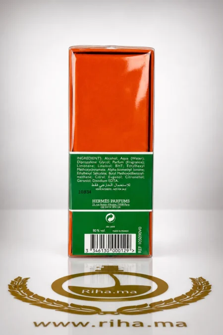 Flacon d'eau de basilic pourpre sur fond vert — vue 2