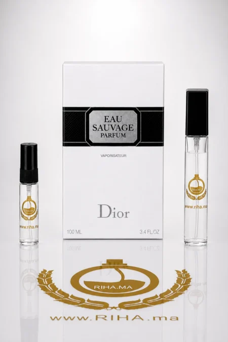 decantage — Flacon de décantage Eau Sauvage Parfum Dior posé sur fond neutre
