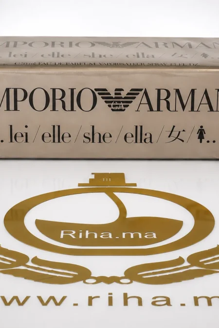 Flacon de parfum emporio armani elle posé sur fond pastel