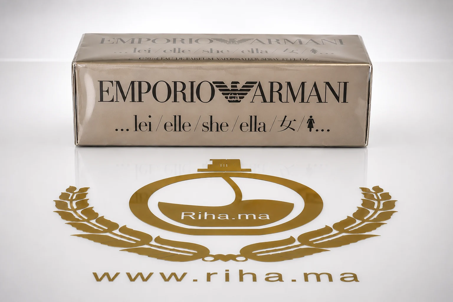 Emporio Armani Elle Parfum 50ml Flacon de parfum emporio armani elle posé sur fond pastel