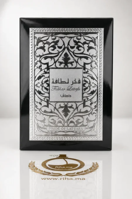 Flacon de Fakhar Black Lattafa Perfumes posé sur fond sombre élégant