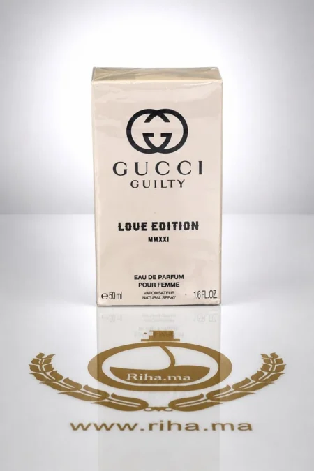 Flacon de parfum Gucci Guilty posé sur fond élégant