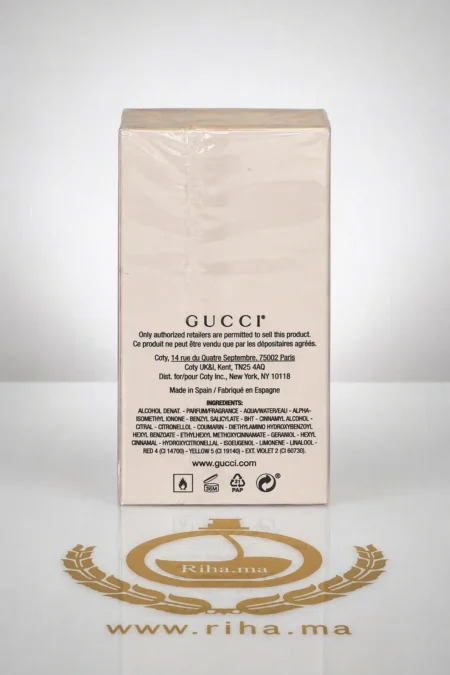 Flacon de parfum Gucci Guilty posé sur fond élégant — vue 2