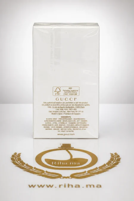 Flacon de parfum Gucci Guilty sur fond élégant — vue 2