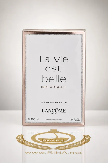 la vie est belle iris absolu lancome — Flacon de La Vie Est Belle Iris Absolu Lancôme posé sur fond doré