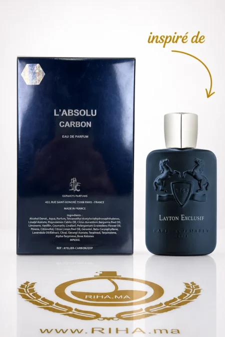 Flacon de parfum labsolu carbon pour homme sur fond élégant — vue 2