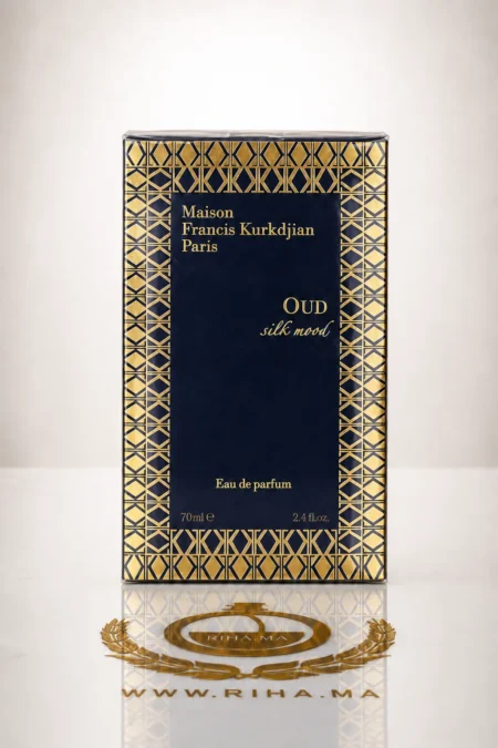 Flacon de parfum oud silk mood maison francis kurkdjian sur fond élégant